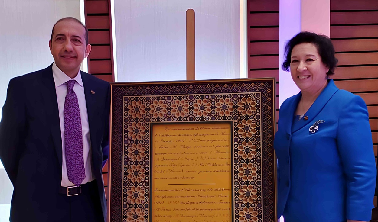 Die Gedenktafel aus Holz von Ardecor International