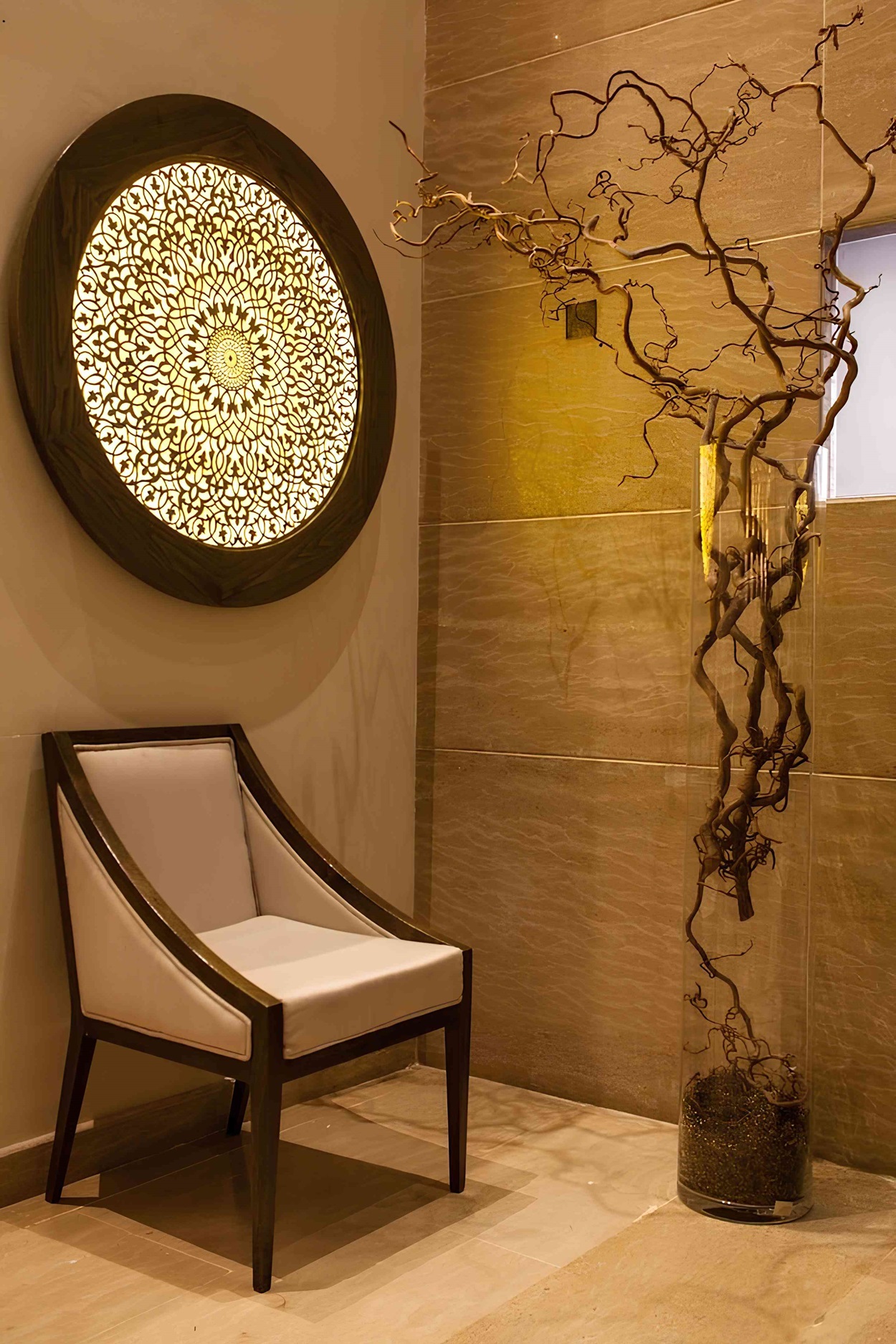 Arabisch-moderne Lampe, die traditionelle geometrische Muster und filigrane Verzierungen mit modernen Materialien kombiniert