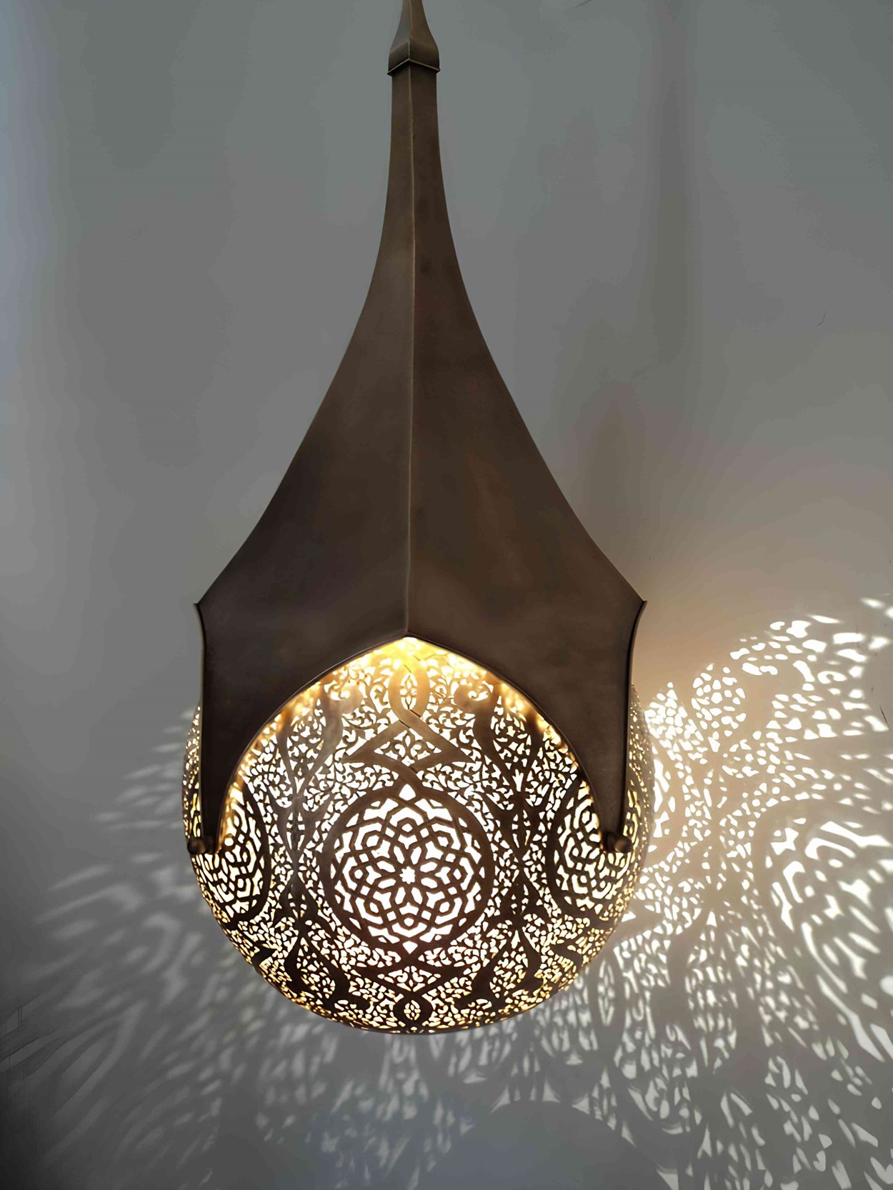Arabisch-moderne Pendelleuchte, Tischlampe und Wandlampe in eleganten Designs, die eine vielfltige Auswahl dekorativer Beleuchtung reprsentieren