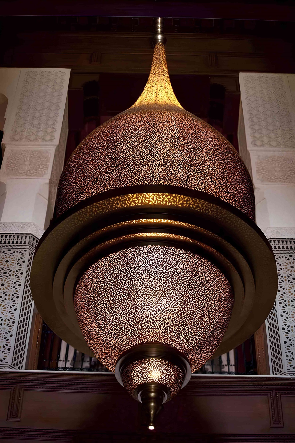 Arabisch-moderne Leuchte, die Tradition und Innovation vereint und einen Hauch von kulturellem Erbe in einem modernen Raum bringt