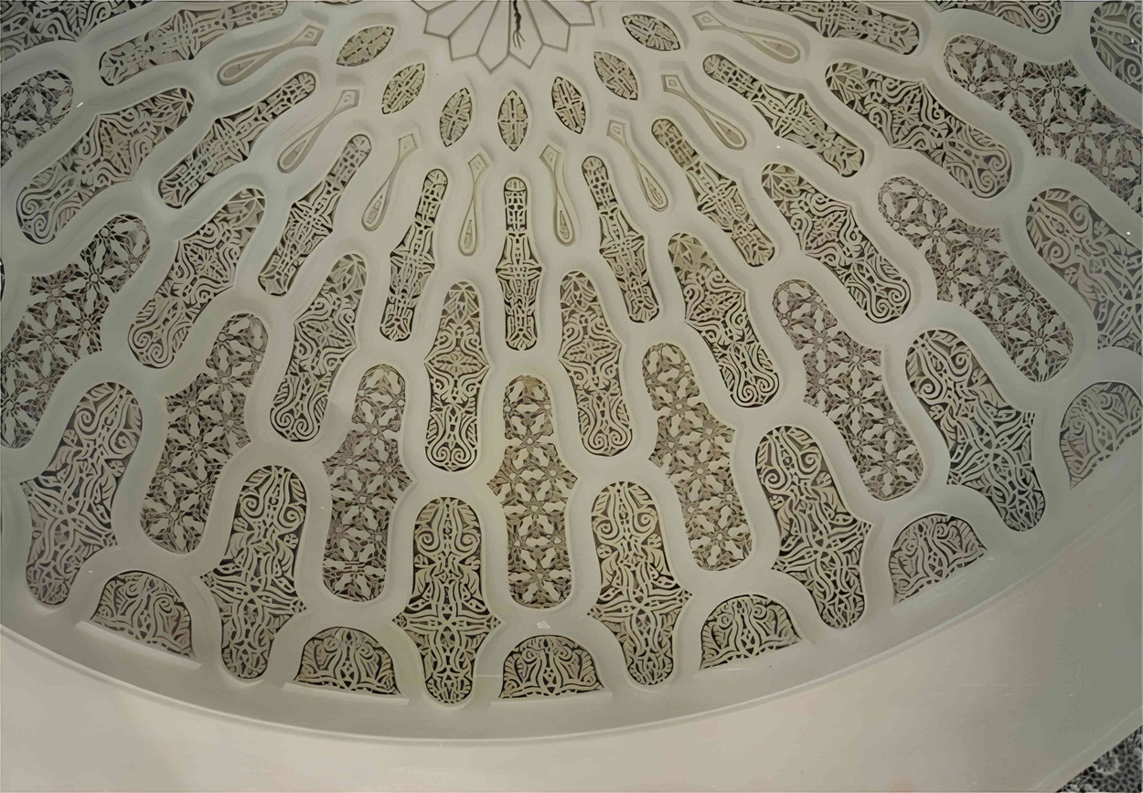 Kunstvolle Gipskuppel, die den Raum mit himmlischer Eleganz erfllt und den Blick fesselt