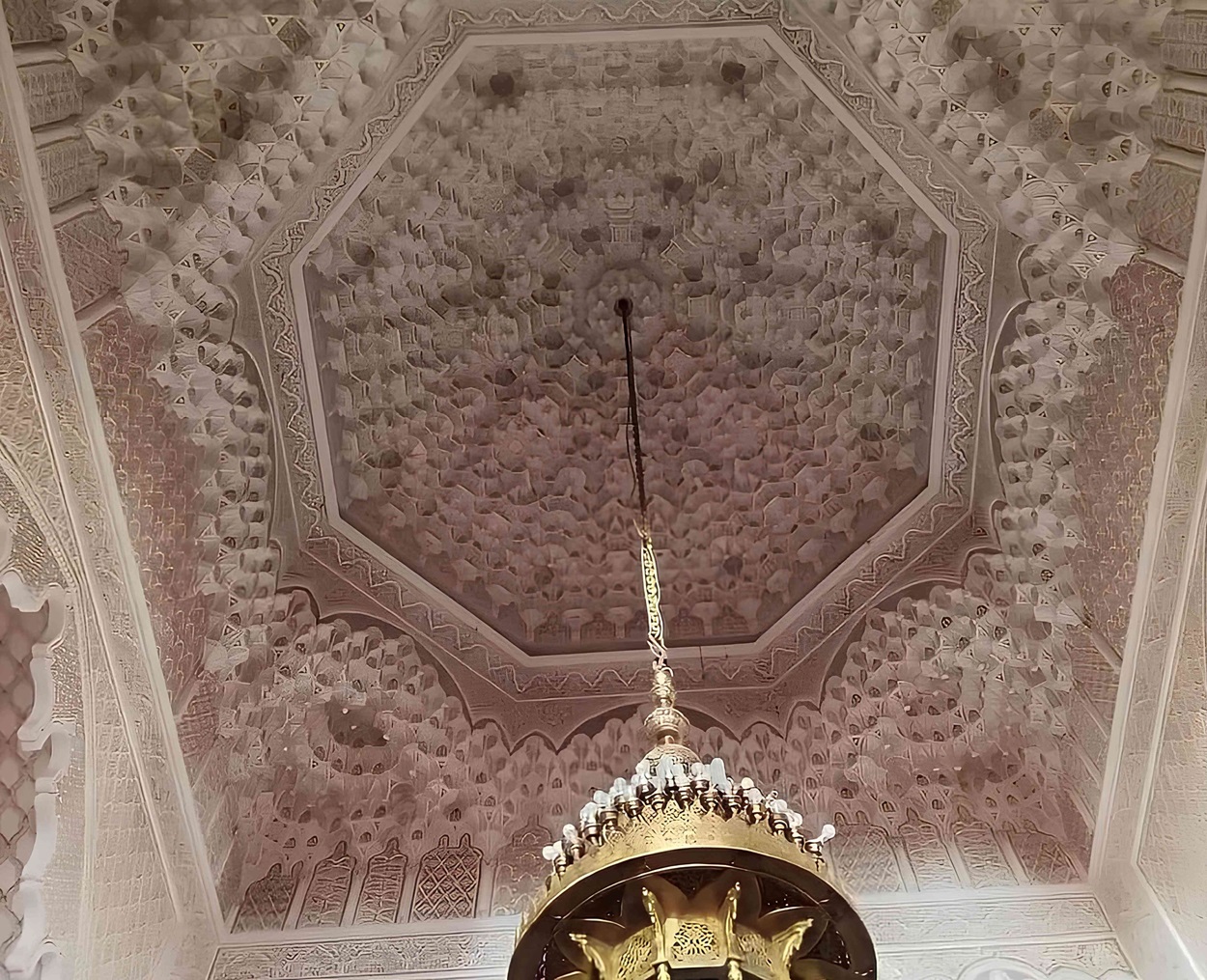 Majesttische Gipskuppel im Empfangsraum, beeindruckend und einladend